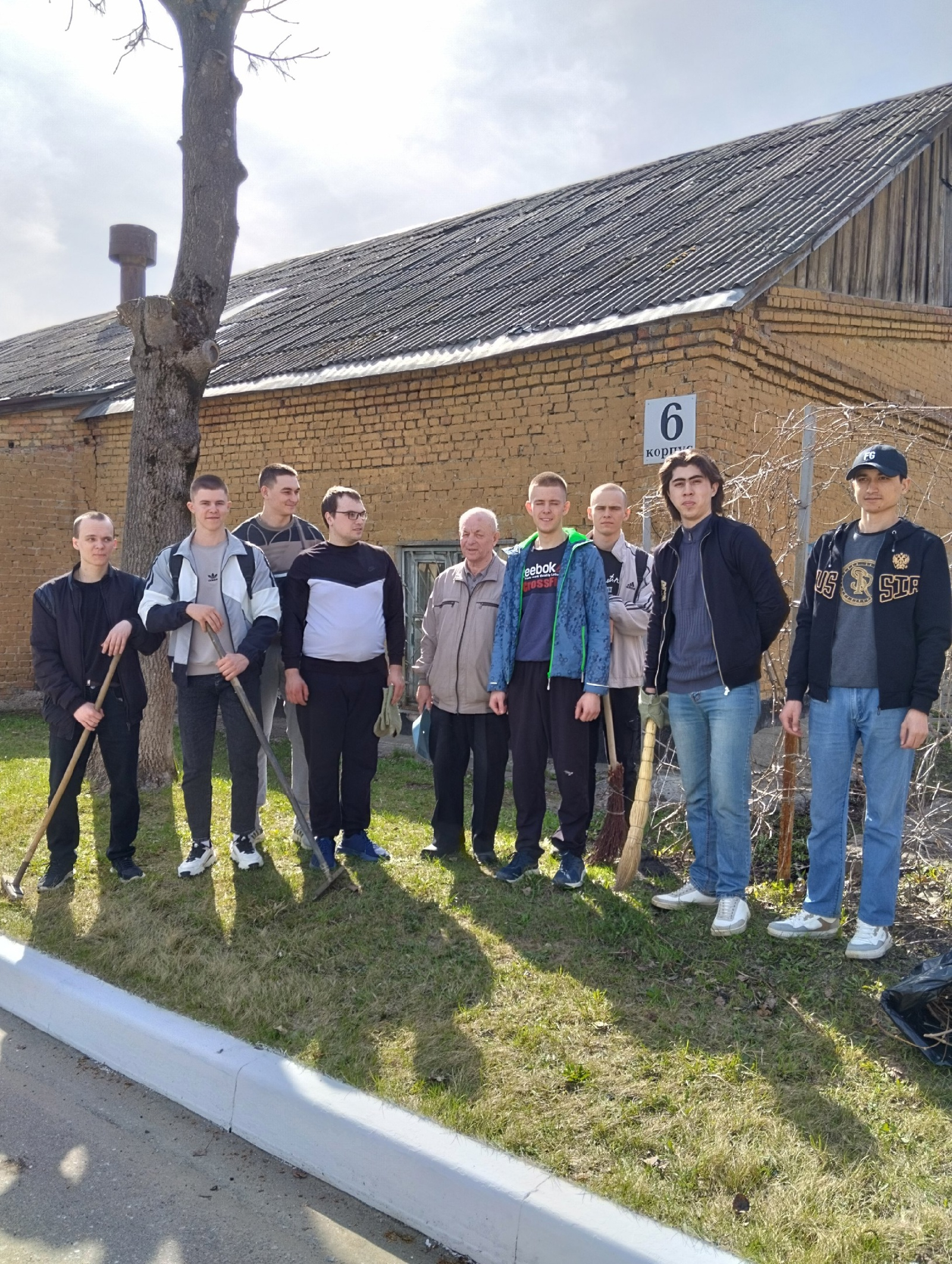 17.04.2024 студенты группы 22МОС1, во главе с куратором провели работу по санитарной очистке и благоустройству территорий вокруг 6 корпуса, перед началом работы ИО зав. лабораторией Н.Н. Степочкин провел целевой инструктаж по охране труда.